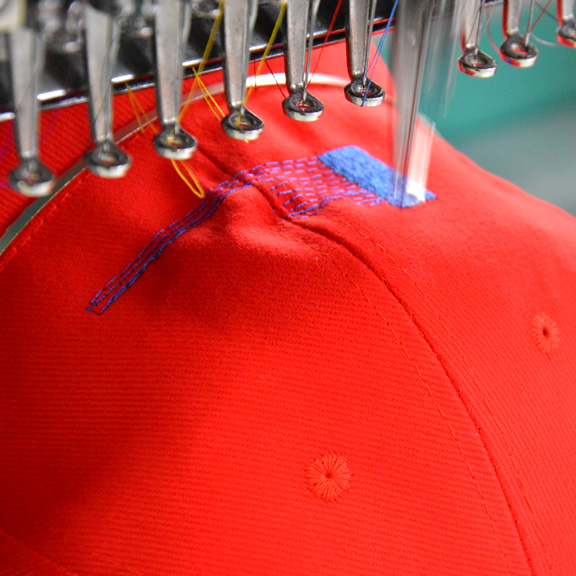 Broderie de logo sur casquettes